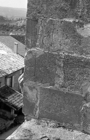 Rousset-les-Vignes.- Marque de tâcheron en façade de l'église Saint-Mayeul.