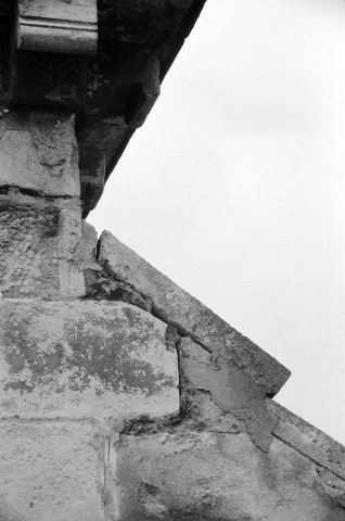 Saint-Restitut. - Détail des dégradations des contreforts de l'église Saint-Restitut.