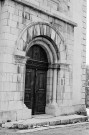 Bouvières.- Le porche de l'église Saint-Antoine.