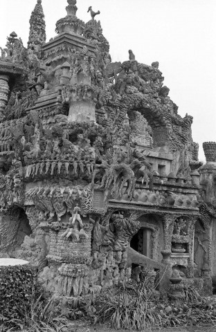 Hauterives.- Reportage sur le palais idéal du Facteur Cheval.