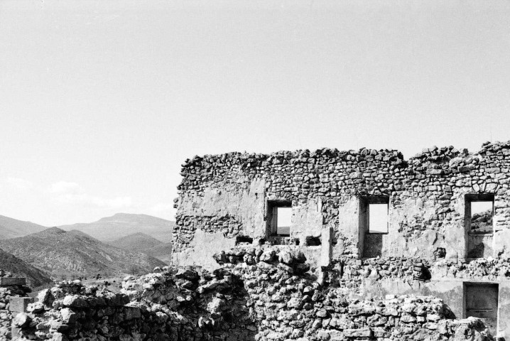 Montbrun-les-Bains.- Le mur nord du château avant les travaux.