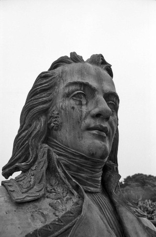 Valence.- Détail de sculpture du monument Championnet, place du Champ de Mars pendant les travaux de restauration.