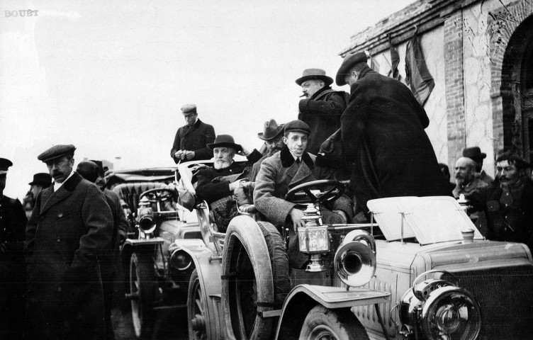 Le chauffeur, le roi Alphonse XIII et Émile Loubet lors de son voyage officiel en Espagne du 22 au 26 octobre 1905.