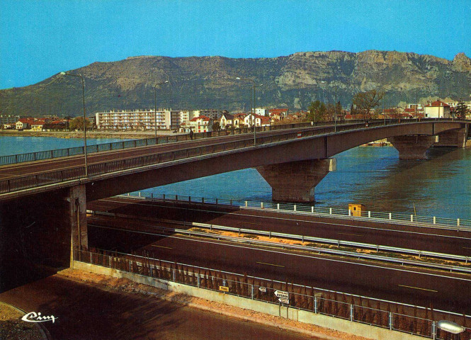 Le pont sur le Rhône.