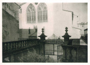 La façade de la collégiale Sainte-Croix.