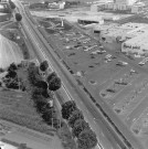 Vue aérienne du parking du centre commercial.