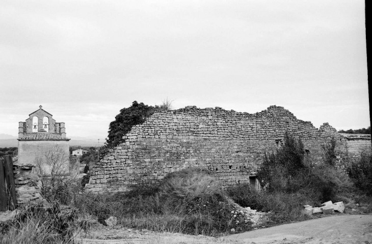 Saint-Restitut.- Remparts nord et le clocher de l'église.