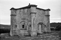 Saint-Restitut.- Façades de la chapelle du Saint-Sépulcre.