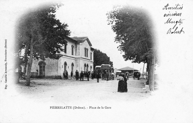 Pataches devant la gare.