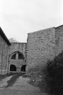 La Motte-de-Galaure. - Le porche face sud du prieuré Sainte-Agnès.