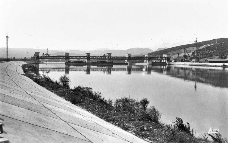 Le barrage de retenue est construit en aval du pont de Robinet.