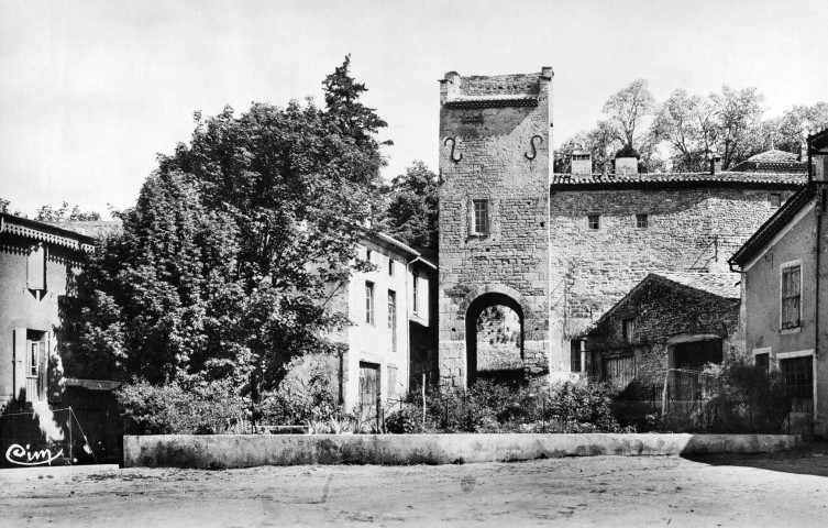 Étoile-sur-Rhône. - La porte du château Diane de Poitiers.