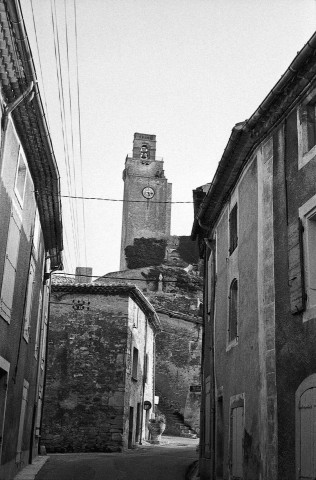 Chamaret. - La tour vue du village.