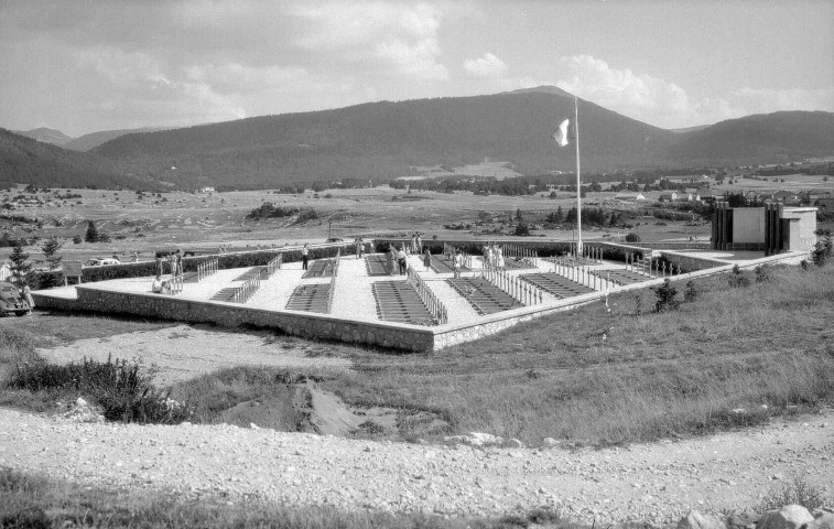 Vassieux-en-Vercors.- Le cimetière national du Vercors.