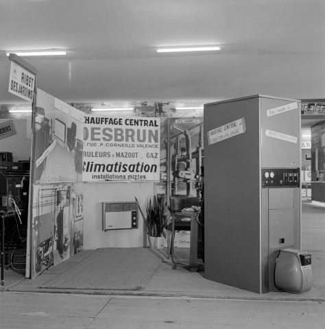 Valence.- Stand de la foire de Valence.