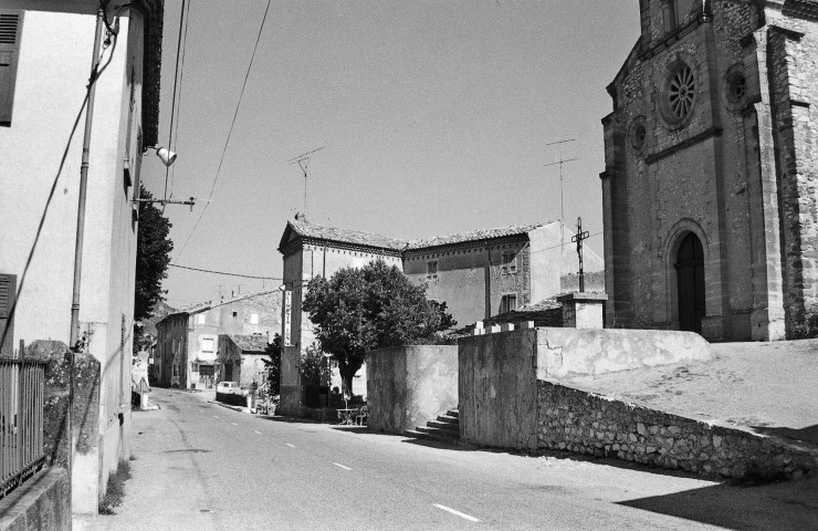 La Roche-Saint-Secret-Béconne.- Les abords de l'église Saint-Secret.