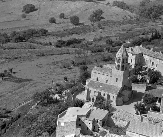 Vue aérienne de l'église Saint-Michel et de la chapelle des pénitents.