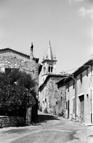 Réauville. - Rue du village et le clocher de l'église Sainte-Marie-Madeleine.