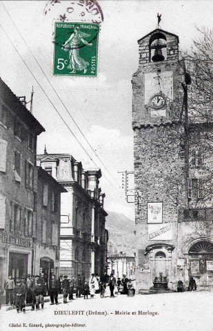 La tour de l'Horloge et la mairie.