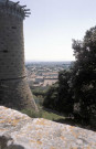 Suze-la-Rousse.- Tour d'angle du château.