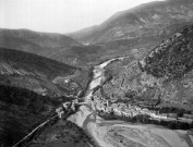 Les Pilles. - Vue aérienne du village et de la rivière l'Eygues