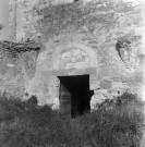 Colonzelle. - Porche de la chapelle Saint-Pierre.