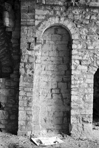 Mirmande.- Niche du mur sud de la nef de l'église Sainte-Foy.