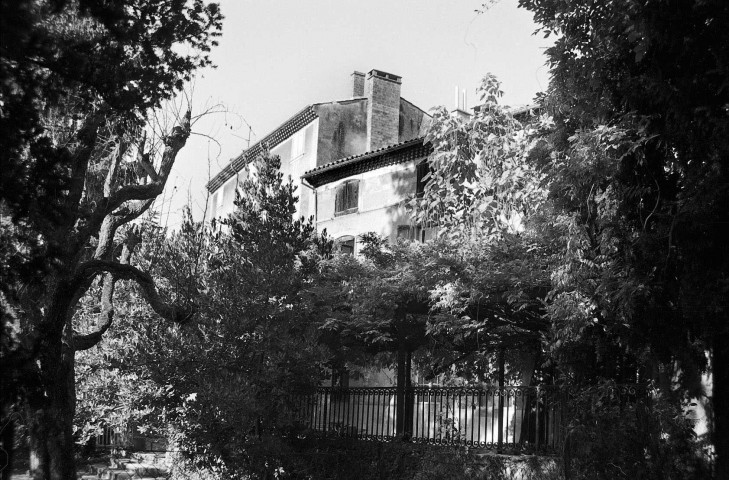 Crest.- Façade sud de l'ancienne école maternelle.