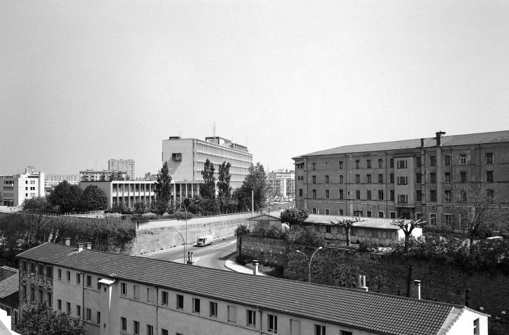 Valence.- Vue de la Préfecture, du centre administratif Brunet et du Foyer des jeunes travailleurs, prise de la terrasse des Archives départementales.