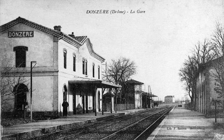 Donzère.- Les quais de la gare.