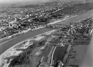 Vue aérienne de la ville, de Granges en Ardèche et du pont sur le Rhône bombardé le 15 août 1944, par les américains.