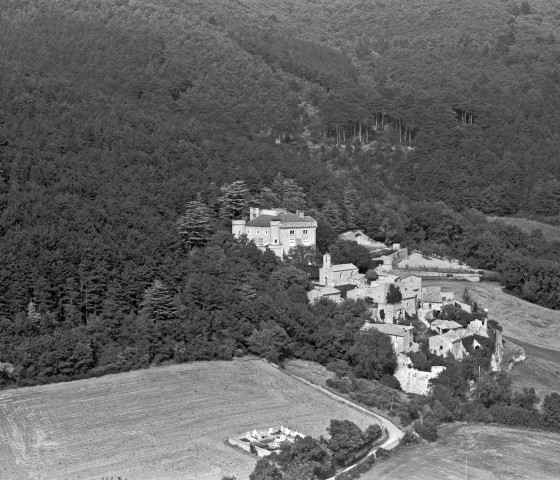 Vue aérienne du château et du village.