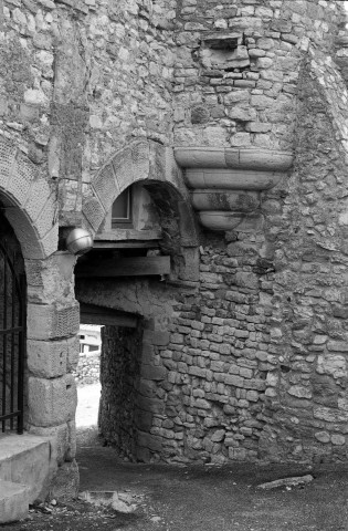 Rousset-les-Vignes.- Détail de la façade nord du château.