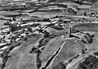 Vue aérienne du village et de la tour.