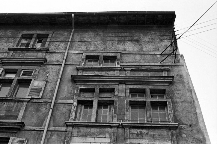 Valence. - La façade est de l'ancienne abbaye de Vernaison, devenue annexe du Palais de Justice.