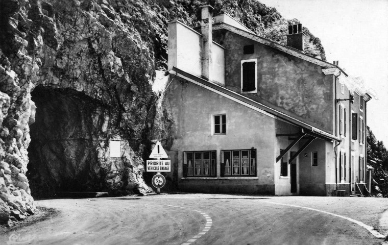 Chamaloc.- L'entrée du tunnel au col du Rousset.