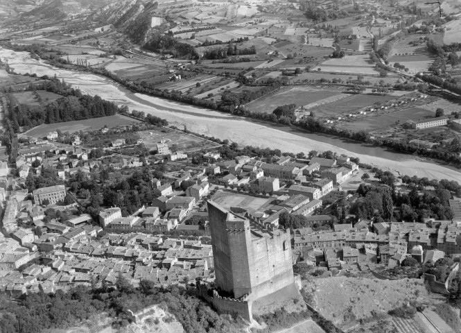 Vue aérienne de la ville, la tour et la Drôme.