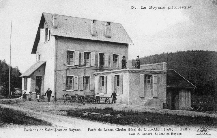 Le chalet du Club Alpin de la forêt de Lente.