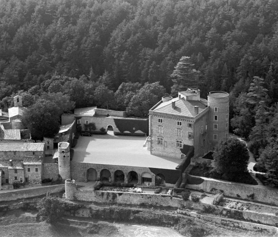 Vue aérienne du château et du village.