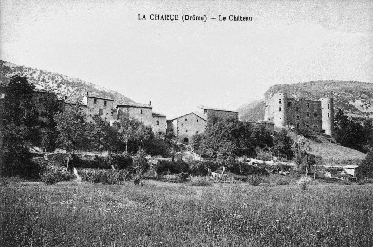 Vue d'une partie du village et du château.