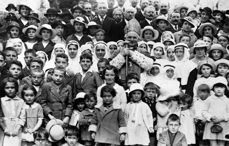 Vaunaveys-la-Rochette.- Monseigneur Pic à Vaunaveys pour la confirmation des croisés le 7 mai 1936.