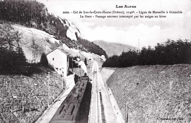 Train en gare du col de la Croix-Haute.