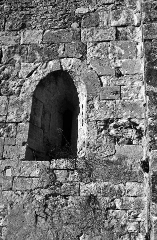 La Bâtie-Rolland. - Fenêtre de la façade sud de la chapelle Saint-Andéol.