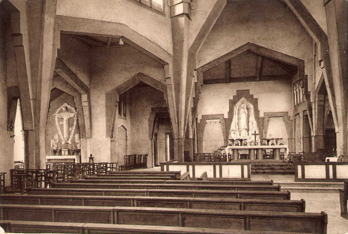 Le maître autel et l'autel du Sacré-Cœur de l'église Notre-Dame de Lourdes.