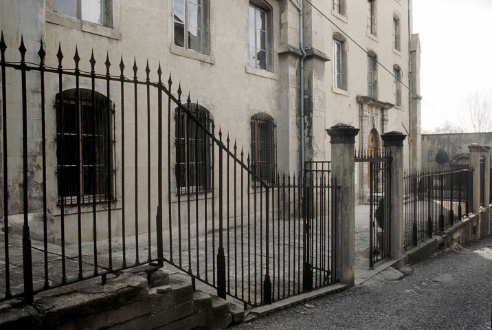 Romans-sur-Isère.- Entrée du musée, l'ancienne école supérieure.