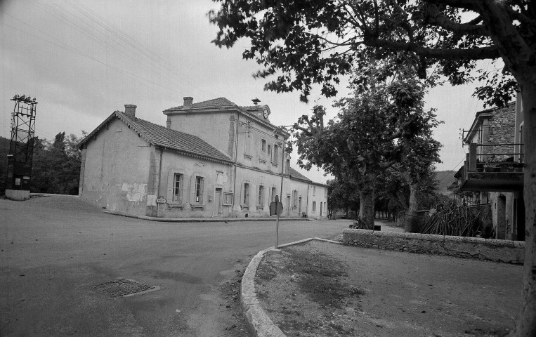 Montjoux. - La mairie et l'école