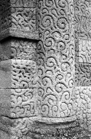 Montbrun-les-Bains.- Colonne droite du porche du château, avant les travaux.