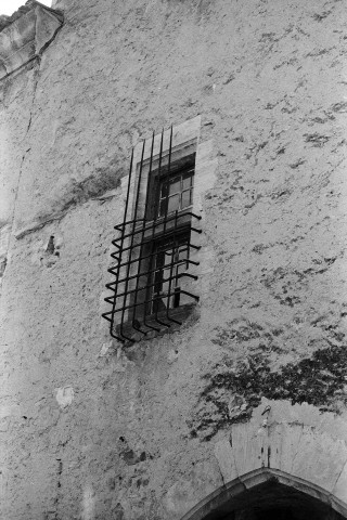 Montjoux. - Fenêtre façade nord du château (XVe s.).