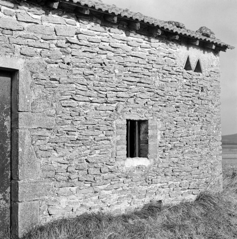 Étoile-sur-Rhône.- Ferme à côté de Vigeon.