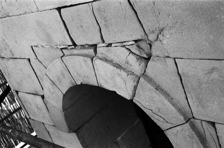 Mours-Saint-Eusèbe. - Le clocher de l'église Notre-Dame en travaux, en novembre 1977.